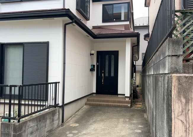 【内装】 | 淵野辺本町中古戸建 | 玄関ポーチにおいて最も重視すべきと言っても良いのが広さです。適切な広さの玄関ポーチでないと外見的なバランスは崩れてしまいますし、何より使いにくくなってしまいますので、現地で実際に下見をしてみましょう！
