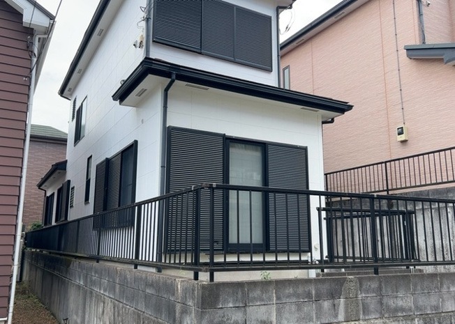 【冷暖房・空調設備】 | 淵野辺本町中古戸建 | 床下換気口は、床下に湿気がこもることを防ぎ、効果的に換気を行うために設置されています。床下換気口が設置されていない建物は、基礎パッキング工法などにより換気を行なっています。詳細は現地でご確認ください。