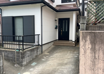 【発電・温水設備】 | 淵野辺本町中古戸建 | 省エネ給湯器とは従来型の給湯器より熱効率が高く、少ない燃料でたくさんのお湯を沸かすことが出来る高効率な給湯器のことを指します。また、省エネ給湯器には種類があり、利便性や効果なども様々です。