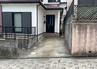 【外観】 | 淵野辺本町中古戸建 | 現地に行くなら、物件の周囲の地形がどうなっているかを見ることも大切です。周辺より低くなっている土地では、大雨などで水が集まりやすいため、地盤が弱くなっているということも考えられるため、注意が必要です。