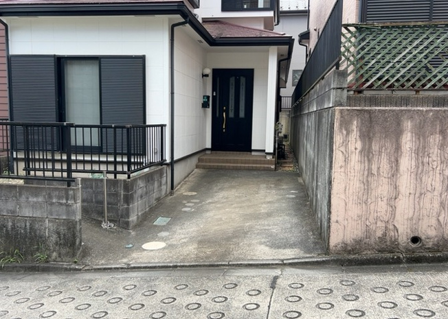 【外観】 | 淵野辺本町中古戸建 | 現地に行くなら、物件の周囲の地形がどうなっているかを見ることも大切です。周辺より低くなっている土地では、大雨などで水が集まりやすいため、地盤が弱くなっているということも考えられるため、注意が必要です。