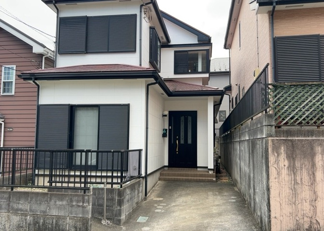 【外観】 | 淵野辺本町中古戸建 | 隣家の土地はどうなっているのか、生活利便施設が近くにあるのか、学校まで近いかなど、お客様のライフスタイルにあわせたイメージが重要です。また、近くにあると困る施設が近くにないかも確認するといいでしょう。