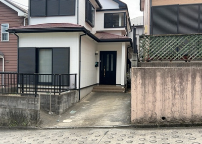 【前面道路含む現地写真】 | 淵野辺本町中古戸建 | 南側道路の場合は長い時間光を入れ込むことができるため、庭やリビングを道路側に持ってくることが多く土地価格も高い傾向にあります。一方北側道路だとリビングや庭が南側になりプライバシーを守ることができます。