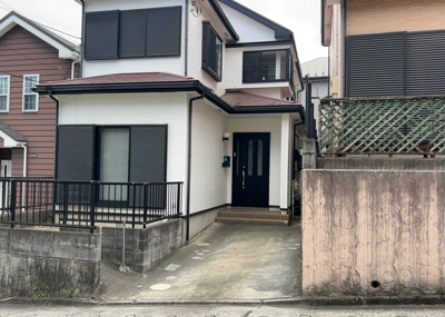 【前面道路含む現地写真】 | 淵野辺本町中古戸建 | 東側道路の場合は居室を南向きに設計しやすいため、朝日が入りやすいというメリットがあります。一方、西側道路も東側同様に居室を南向きに設計しやすいのですが、住宅地だと朝日が入りにくいという弱点があります。