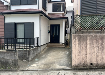 【駐車場】 | 淵野辺本町中古戸建 | 車一台あたりに必要なスペースは、標準サイズの普通自動車で横幅2m50cm、長さ5mは必要になります。ただし、乗降のことも考慮して横幅3m30cm、長さ5m50cmほどは確保できるところを選びましょう。