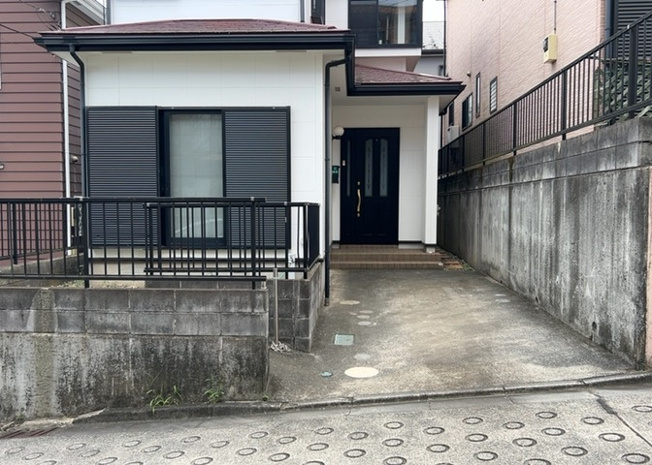 【庭】 | 淵野辺本町中古戸建 | 庭のある家に住むことのメリットとして、子どもたちの遊び場を確保できること、ガーデニングや家庭菜園を楽しめること、明るさを確保できることがあります。また、配置を工夫することでプライバシーが確保できます。