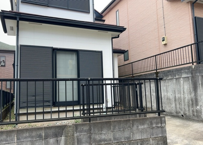 【バルコニー】 | 淵野辺本町中古戸建 | バルコニーは、建物内から室外へ楽に出入りできる便利なスペースです。また、バルコニーには手すりを付けることが義務付けられており、手すりの高さは110cm以上で施工することが建築基準法で定められています。
