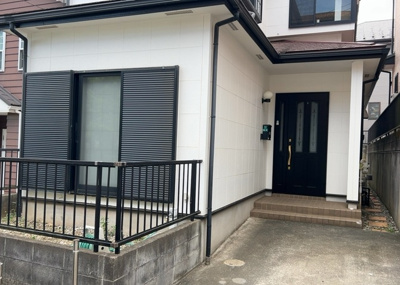 【玄関】 | 淵野辺本町中古戸建 | 玄関は家の顔と言っても過言ではありません。現地を見学する際は玄関の広さや全体のバランスなどを見てみるといいでしょう。一般的なアプローチのしやすさだけではなく、お年寄りにも優しい設計のものだと安心です。
