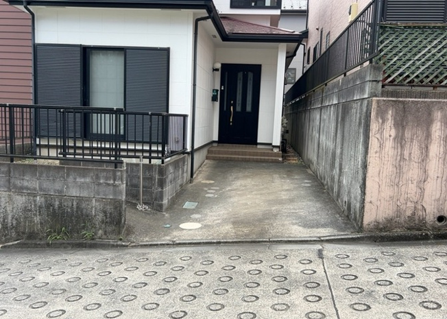 【前面道路含む現地写真】 | 淵野辺本町中古戸建 | 住宅用の土地では前面道路に2m以上接していなければならないと法律で定められています。しかし、お持ちの車のサイズやライフスタイルなどにより、2mでは利便が悪い場合もございますので、事前に確認しましょう。