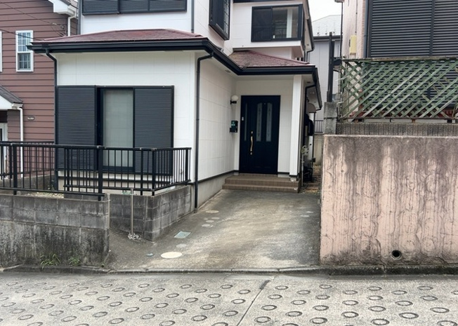 【前面道路含む現地写真】 | 淵野辺本町中古戸建 | 道幅が広い場所は日当たりや風通が良好です。幅が広いのですれ違いも可能ですし大きな車でも駐車可能！一方で、大型車が通ることも多くなるため交通量の増加により騒音に繋がります。また土地の値段が高くなります。