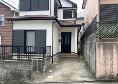 【駐車場】 | 淵野辺本町中古戸建 | 駐車場と明記されていても、最小スペースでつくられた駐車場だと大型車は駐車できなかったり、出入りしにくくなったりする可能性があります。お車のサイズと購入したい物件の駐車場のサイズを現地で確認しましょう。