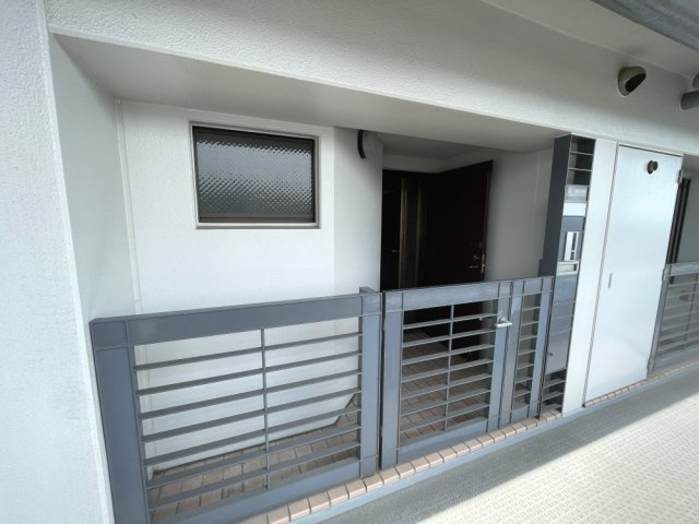 スカイプラザ横川のその他|22階の住戸玄関前です。邸宅感のある門扉で、プライバシーも保ちやすい一邸です