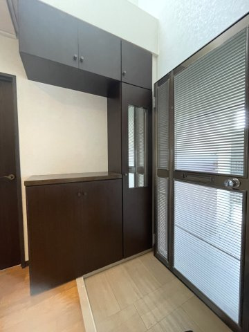 スカイプラザ横川の玄関|採光性のある玄関ドアです。家の前には門扉があり、防犯面の安全性も確保されています