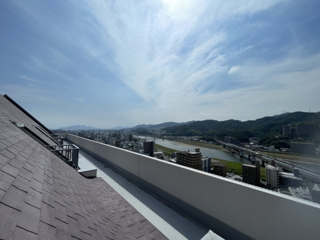 スカイプラザ横川の展望|北西バルコニー側からの眺望です。開放感のある太田川の景色が一望できます。