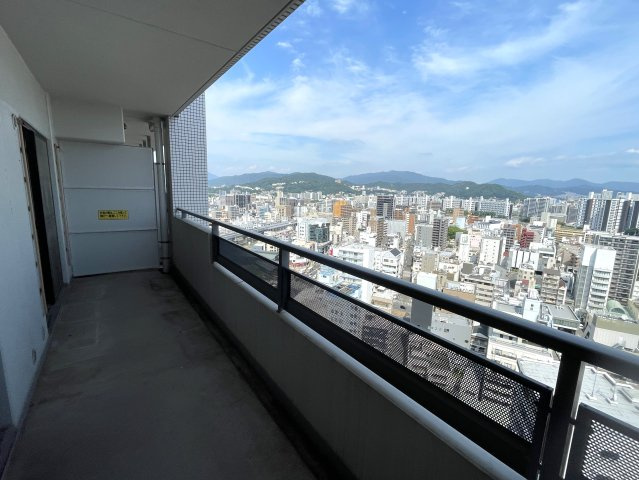 スカイプラザ横川のバルコニー|下階の南東向きのバルコニーです。タワーマンション最上階からの見晴らしのよい眺望が魅力です。