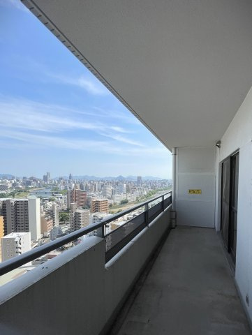 スカイプラザ横川のバルコニー|見晴らしのよい眺望が魅力の23階建てタワーマンションの最上階！画像は22階の南東向きのバルコニーです