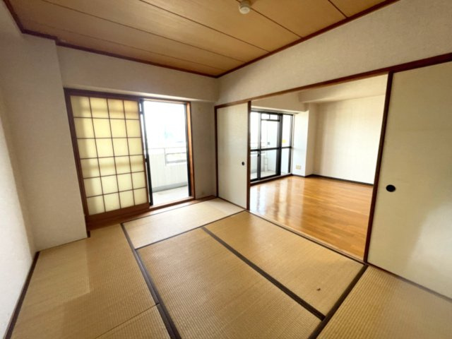 スカイプラザ横川の和室|リビングダイニング横の下階和室約6帖。畳のためお子様のお昼寝や遊戯スペースに役立ちます。