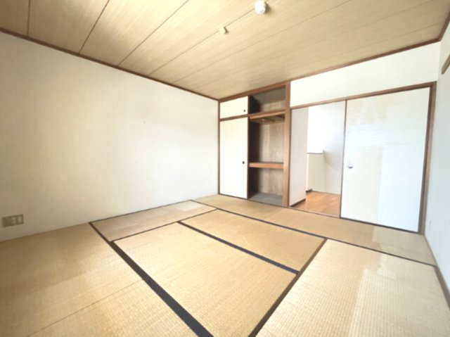 スカイプラザ横川の和室|上階和室8帖。南東向きバルコニー側が障子窓のため、自然光が柔らかく広がる空間です。