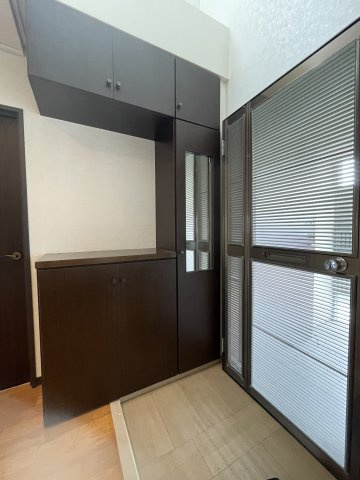 スカイプラザ横川の玄関|鏡付きのシューズクロークは、家族分のシューズが収まるサイズ感です。玄関は網戸が設置されており、空気の入れ替えに便利です。