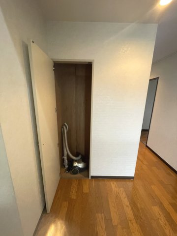 スカイプラザ横川の収納|1階廊下には、掃除機などを目隠しできる扉付きの収納があり便利です。防災グッズ置き場にもよさそうです