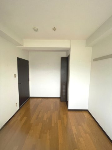 スカイプラザ横川の洋室|22階洋室約5.3帖。築年数は経過していますが、大事にお住まいで室内程度は良好です