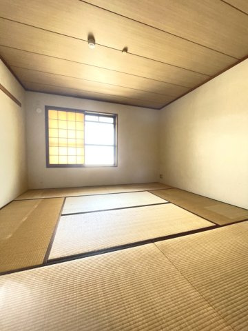 スカイプラザ横川の和室|23階和室8帖です。南東向きバルコニー側が障子窓のため自然光が柔らかく広がる住空間です