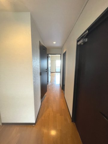 スカイプラザ横川のその他|建具と床がカラー違いのため、単調にならず重々しさもなく、様々なインテリアに馴染みそうな内装です