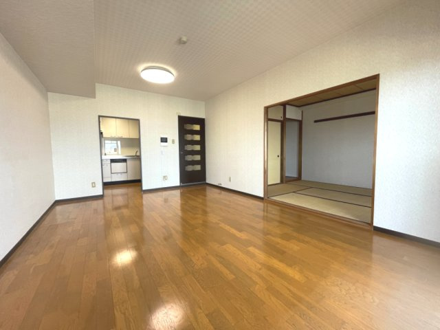スカイプラザ横川の居間・リビング|リビングダイニング約13.3帖。大きく開口する和室と繋がるため、一体的な広い空間利用が可能です
