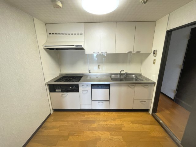 スカイプラザ横川のキッチン|食器棚を置くスペースも余裕の約3.8帖。ダイニングへ匂いや視覚的ノイズの広がりを軽減できる独立型です