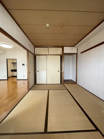 スカイプラザ横川の和室|LD隣、床の間と押入があり落ち着ける和室約6帖。畳のためお子様のお昼寝や遊戯スペースにと役立ちます