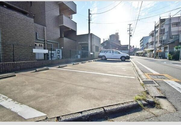 ネスト三吉の駐車場