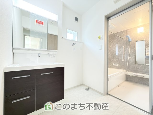 いろどりアイタウン矢板市鹿島町の洗面所|シャンプードレッサーで朝の身支度♪伸びるホースでお掃除も簡単清潔です！