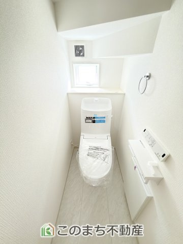 いろどりアイタウン矢板市鹿島町のトイレ|小窓から換気ができて清潔なトイレスペース☆