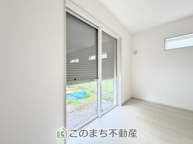 いろどりアイタウン矢板市鹿島町の設備|防犯性と断熱性に優れたシャッター雨戸を備えており、台風時や長期不在時にも安心。室内からそのまま外へ出られる便利な動線も魅力です。

