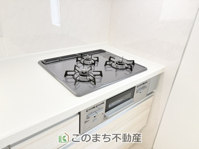 いろどりアイタウン矢板市鹿島町のキッチン|三ツ口コンロ採用で、同時調理もスムーズ◎！お料理を並べられるカウンター付きで、配膳・片付けをサポート！リビングで過ごすご家族とコミュニケーションを楽しみながら作業可能です♪