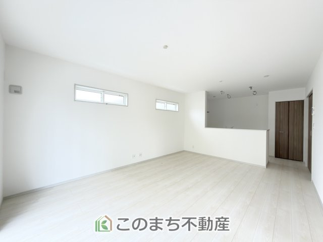 いろどりアイタウン矢板市鹿島町の居間・リビング|開放感のある広々としたリビング☆家族みんなでゆったりくつろげます♪
南側から暖かな日差しが差し込みます♪キッチンからリビングの様子がよく見渡せます☆