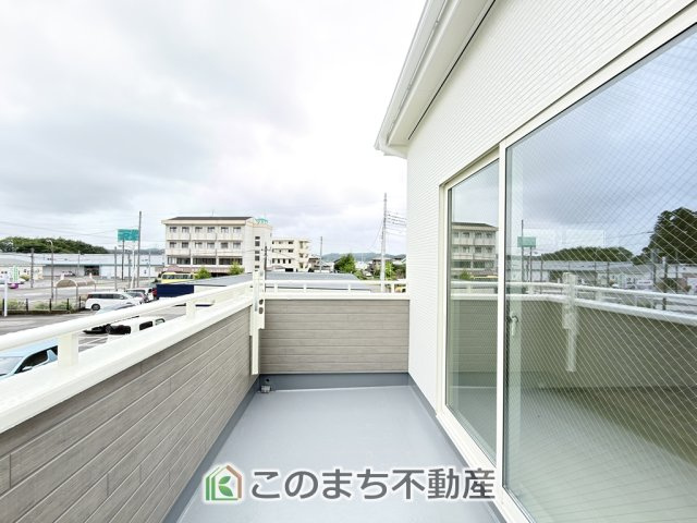 いろどりアイタウン矢板市鹿島町のバルコニー|南向きの大型バルコニーは陽当り良好で、たっぷりのお洗濯物もよく乾きます！
さらにインナーバルコニーなので雨の日でも安心してお出かけできますね♪
