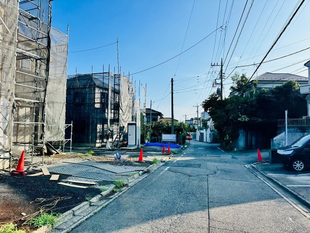 八王子市　緑町　新築一戸建ての前面道路含む現地写真|～南東5ｍ道路に面しています～
