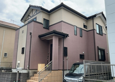 【外観】 | 愛名中古戸建 | 現地に行くなら、物件の周囲の地形がどうなっているかを見ることも大切です。周辺より低くなっている土地では、大雨などで水が集まりやすいため、地盤が弱くなっているということも考えられるため、注意が必要です。