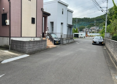 【前面道路含む現地写真】 | 愛名中古戸建 | 南側道路の場合は長い時間光を入れ込むことができるため、庭やリビングを道路側に持ってくることが多く土地価格も高い傾向にあります。一方北側道路だとリビングや庭が南側になりプライバシーを守ることができます。