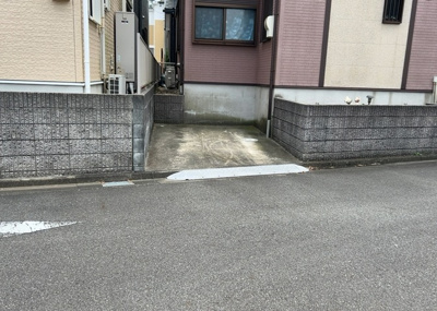 【駐車場】 | 愛名中古戸建 | 車一台あたりに必要なスペースは、標準サイズの普通自動車で横幅2m50cm、長さ5mは必要になります。ただし、乗降のことも考慮して横幅3m30cm、長さ5m50cmほどは確保できるところを選びましょう。