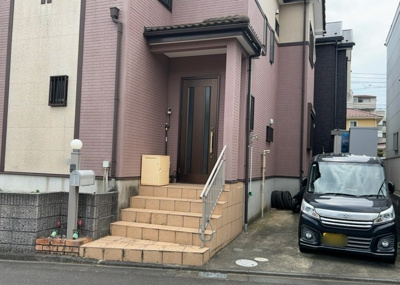 【玄関】 | 愛名中古戸建 | 玄関は家の顔と言っても過言ではありません。現地を見学する際は玄関の広さや全体のバランスなどを見てみるといいでしょう。一般的なアプローチのしやすさだけではなく、お年寄りにも優しい設計のものだと安心です。