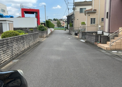 【前面道路含む現地写真】 | 愛名中古戸建 | 住宅用の土地では前面道路に2m以上接していなければならないと法律で定められています。しかし、お持ちの車のサイズやライフスタイルなどにより、2mでは利便が悪い場合もございますので、事前に確認しましょう。