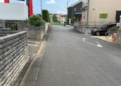 【前面道路含む現地写真】 | 愛名中古戸建 | 道幅が広い場所は日当たりや風通が良好です。幅が広いのですれ違いも可能ですし大きな車でも駐車可能！一方で、大型車が通ることも多くなるため交通量の増加により騒音に繋がります。また土地の値段が高くなります。
