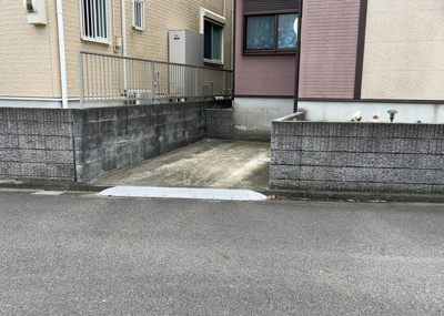 【駐車場】 | 愛名中古戸建 | 駐車場と明記されていても、最小スペースでつくられた駐車場だと大型車は駐車できなかったり、出入りしにくくなったりする可能性があります。お車のサイズと購入したい物件の駐車場のサイズを現地で確認しましょう。