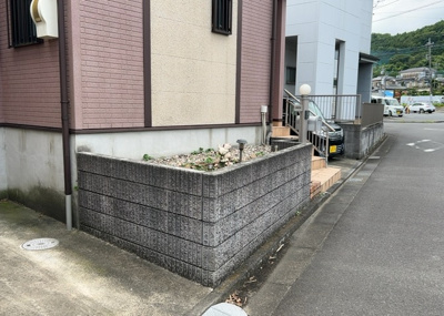【庭】 | 愛名中古戸建 | 庭があることでガーデニングや家庭菜園はもちろん、こどもの遊び場やペットを放して遊ぶことができます。また、家の周囲に余裕があるということです。隣地との間があれば、十分な日当たりと、風通しが確保できます。