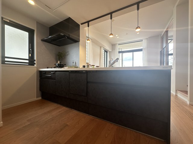 アトラス・シアンズ東戸塚のキッチン|お部屋の雰囲気にマッチした、オシャレなシステムキッチンになります。