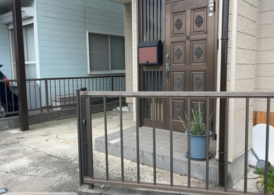 【玄関】 | 上依知中古戸建 | 玄関は家の顔でもあり、家族以外の目にも止まる場所です。玄関は外との間を仕切る扉、靴などをしまっておく収納スペース、靴脱ぎのたたきスペース、来客とのやり取りをするドアホンなど複数のアイテムからなります。