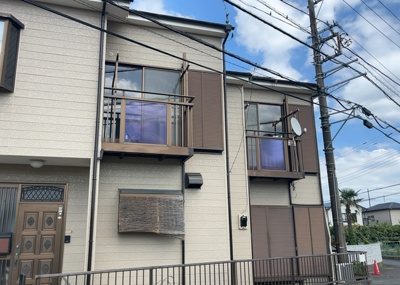 【バルコニー】 | 上依知中古戸建 | バルコニーは、室外の専用スペースのうち、「屋根がなく開放された空間」であるものを指します。ベランダより広いタイプのものが多く、日当たりもよいため家庭菜園などを楽しみたい人にとって適した環境となります。