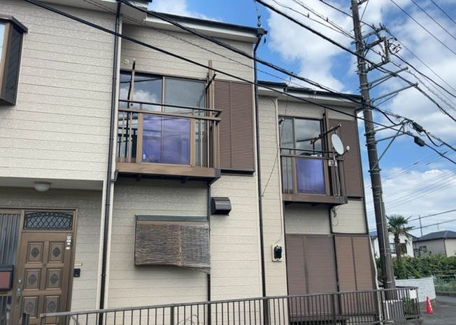 【バルコニー】 | 上依知中古戸建 | バルコニーは、室外の専用スペースのうち、「屋根がなく開放された空間」であるものを指します。ベランダより広いタイプのものが多く、日当たりもよいため家庭菜園などを楽しみたい人にとって適した環境となります。